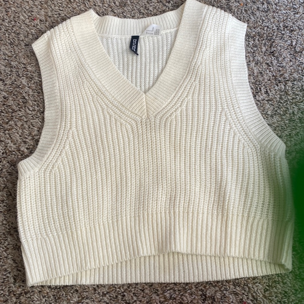 Cute sweater vest h&m new